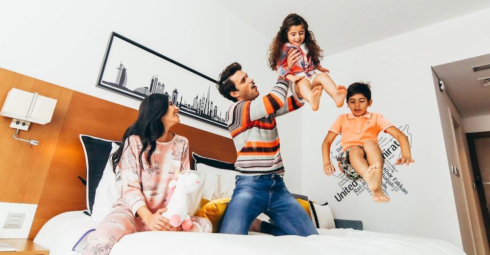 Hotel Tryp By Wyndham Dubai Esterno foto Family at the hotel
