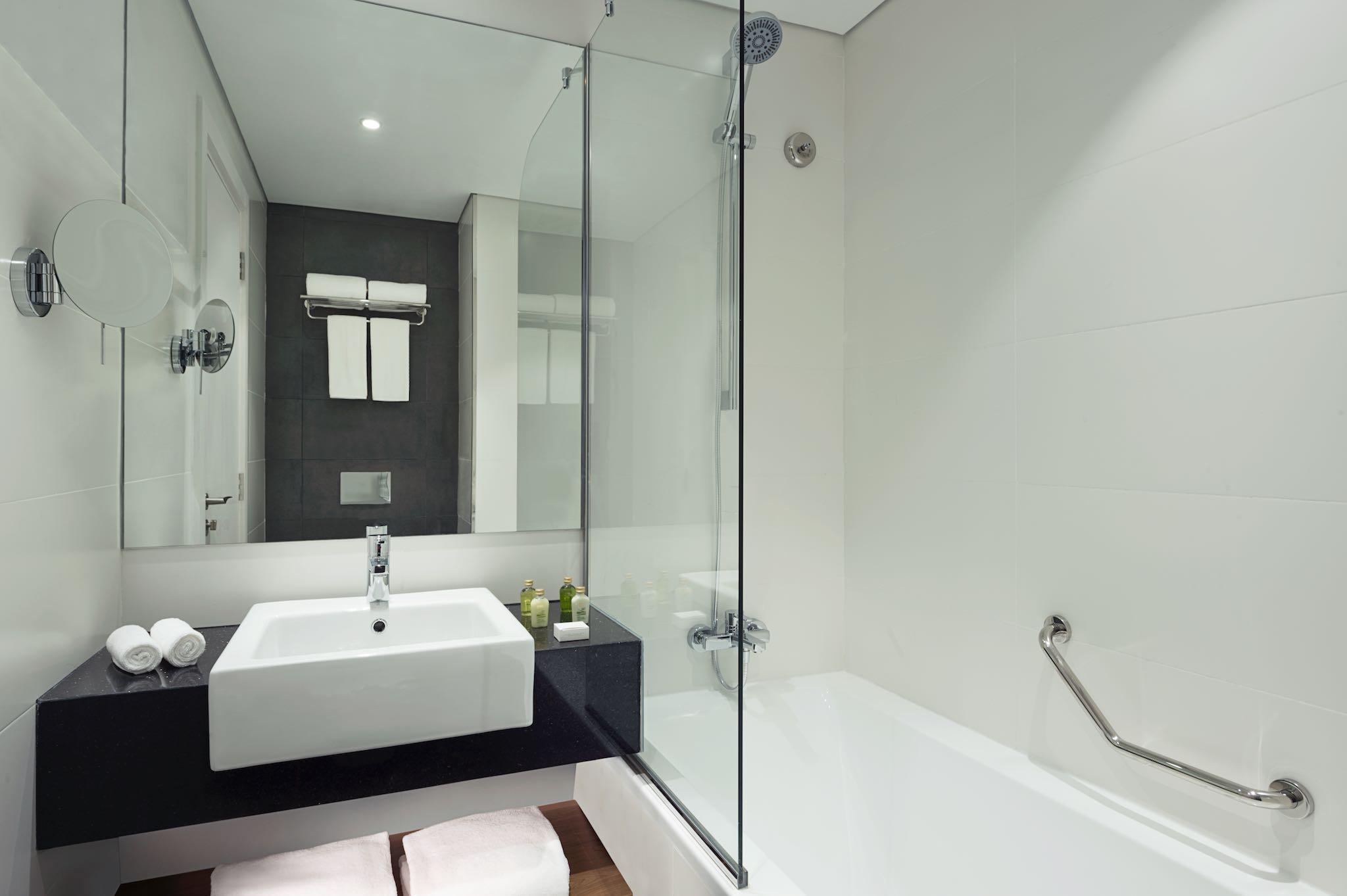 Hotel Tryp By Wyndham Dubai Esterno foto Bathroom