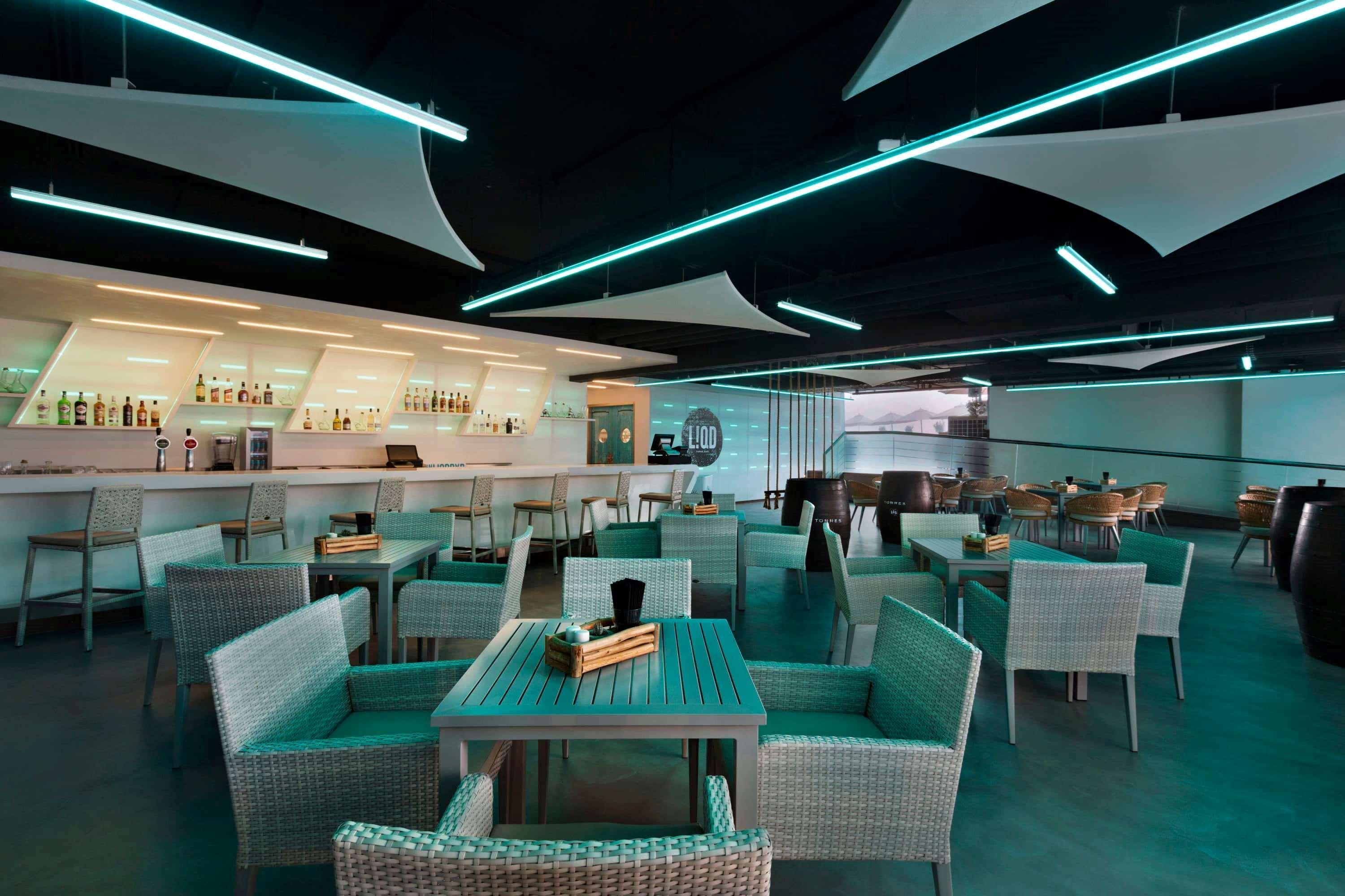 Hotel Tryp By Wyndham Dubai Esterno foto The interior of the bar