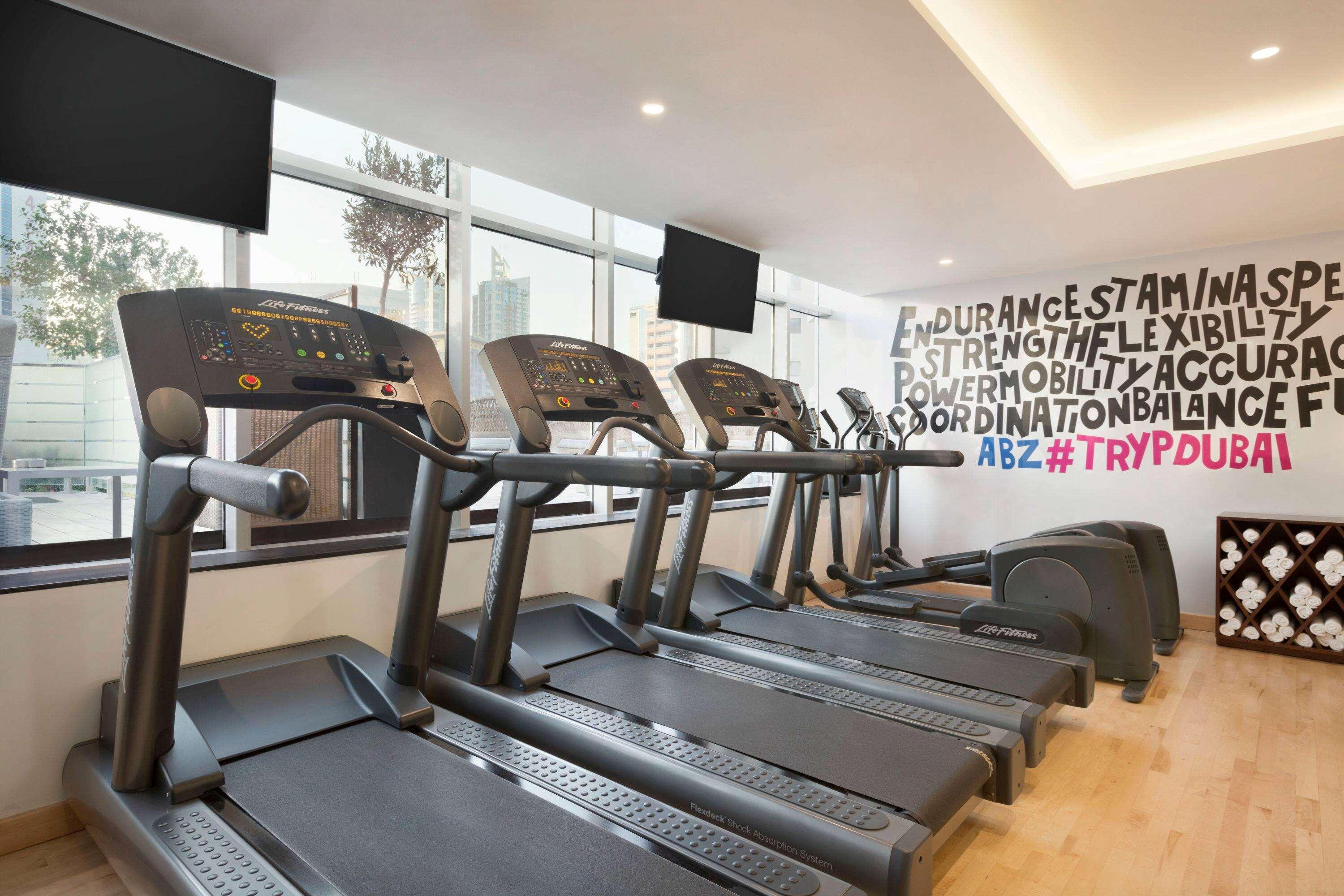 Hotel Tryp By Wyndham Dubai Esterno foto Life Fitness