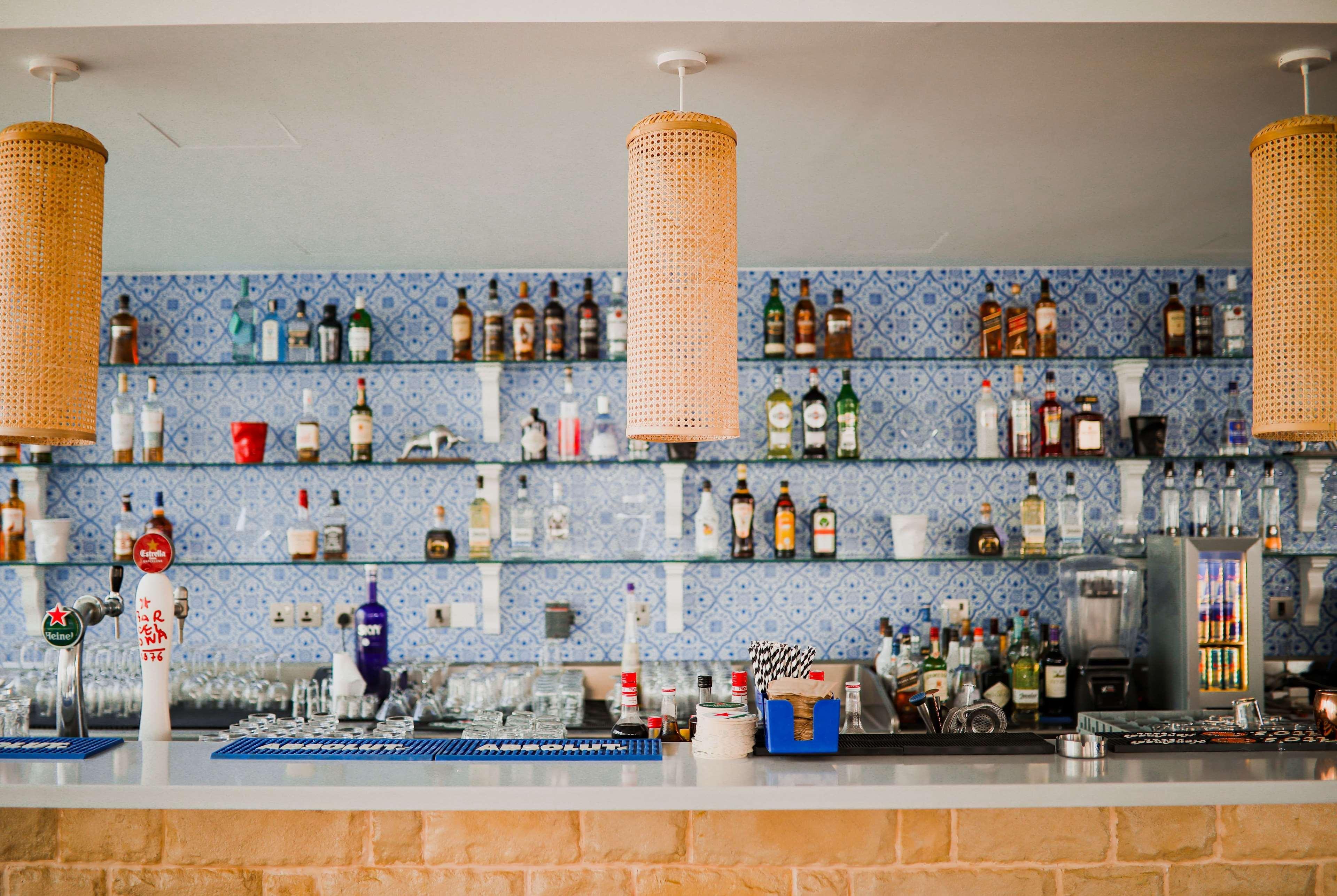 Hotel Tryp By Wyndham Dubai Esterno foto The bar at the beach