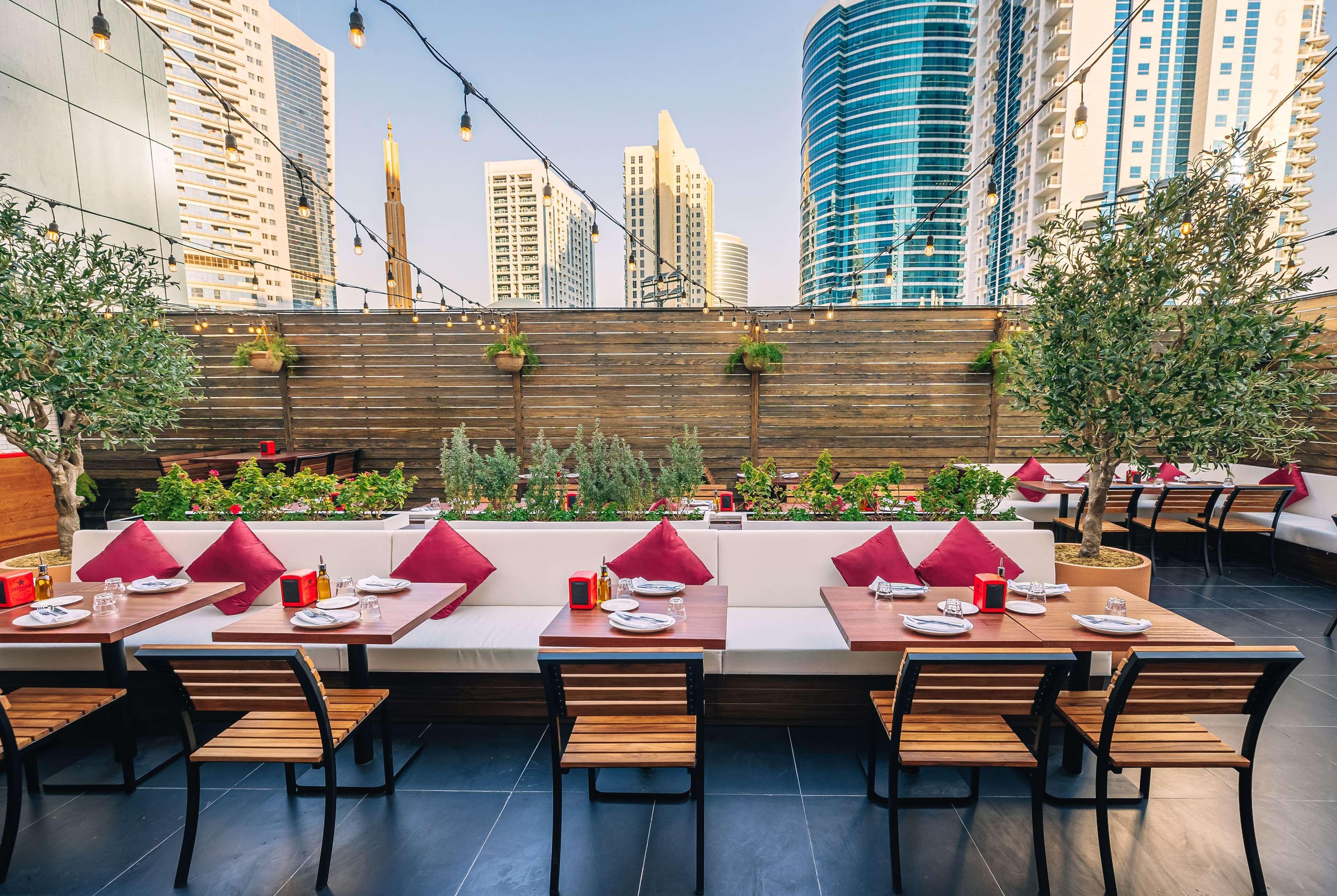 Hotel Tryp By Wyndham Dubai Esterno foto The restaurant's rooftop terrace