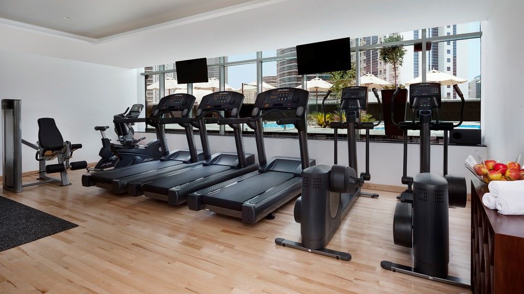 Hotel Tryp By Wyndham Dubai Esterno foto Fitness equipment in a gym