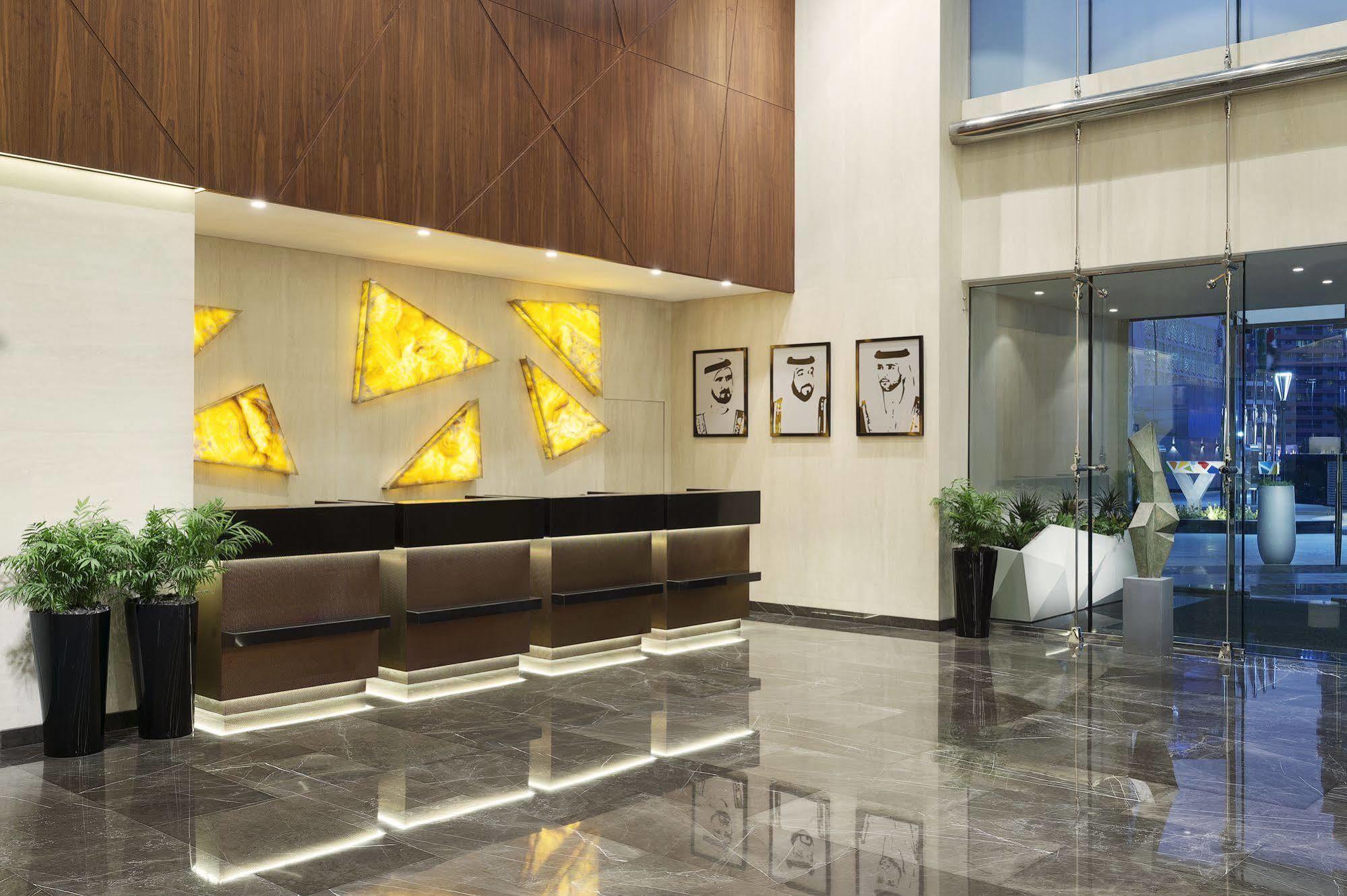 Hotel Tryp By Wyndham Dubai Esterno foto Reception desk