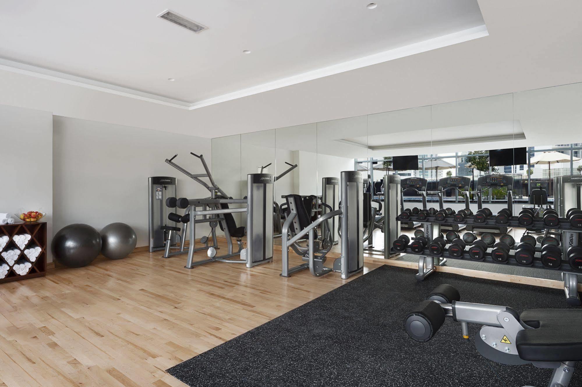 Hotel Tryp By Wyndham Dubai Esterno foto Fitness room