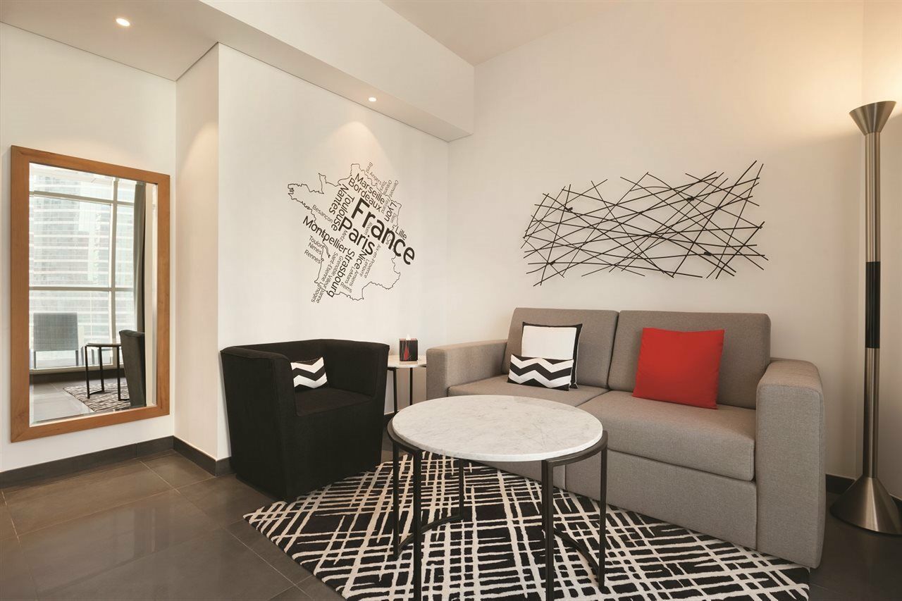 Hotel Tryp By Wyndham Dubai Esterno foto The word "Paris" in the wall of a room at the Westin Paris Opera