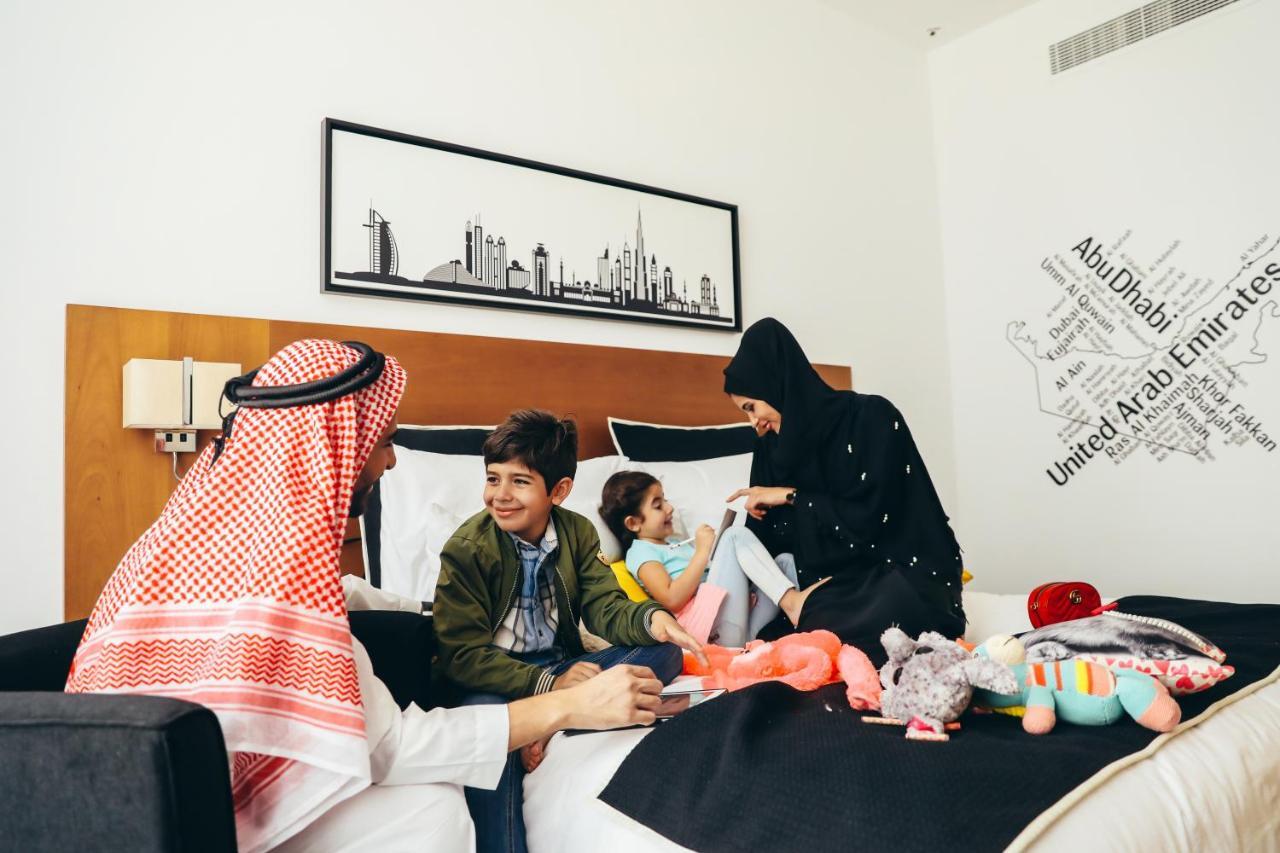 Hotel Tryp By Wyndham Dubai Esterno foto Family in a hotel room