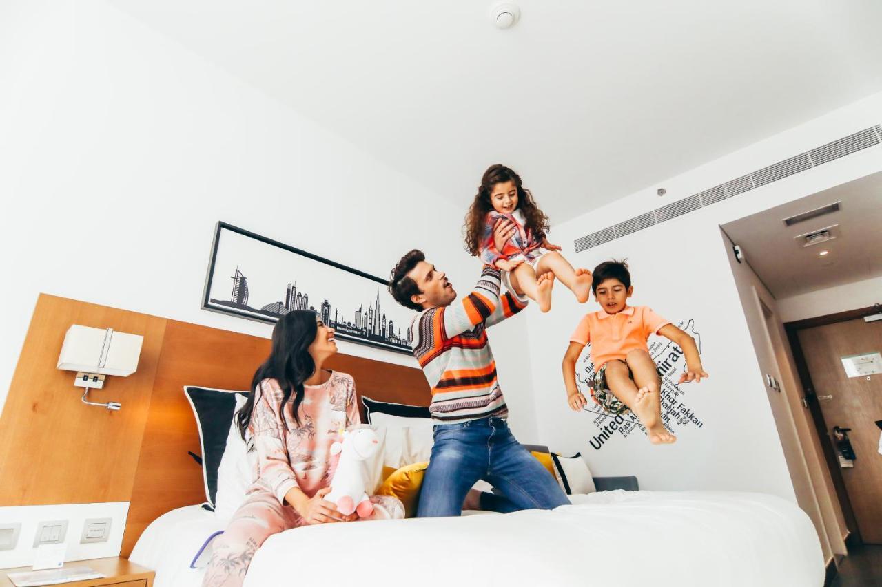 Hotel Tryp By Wyndham Dubai Esterno foto Family in a hotel room